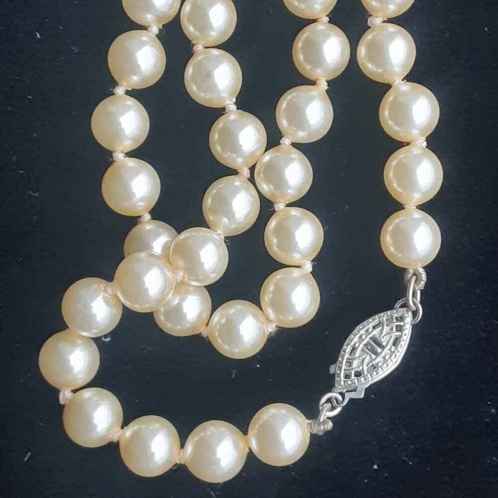 shiny pearl necklace with pretty clasp